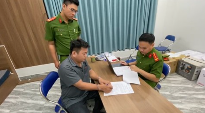 Ra lệnh bắt tạm giam Giám đốc Công ty Đấu giá Trần Tấn Hoàng 44 tuổi - Ảnh 1.