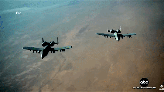 NYT: Mỹ tự cho nổ m&aacute;y bay để cứu phi c&ocirc;ng! 36 giờ nghẹt thở v&agrave; h&agrave;nh động t&aacute;o bạo ph&uacute;t ch&oacute;t giữa "b&atilde;o đạn" - Ảnh 4.