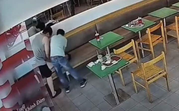 Nam bác sĩ ép tim giữa quán cà phê cứu người đàn ông đột ngột ngừng tim 19 bac si 06260111 1775348002486 17753480028071038677386