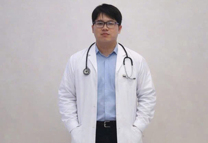 Nam bác sĩ ép tim giữa quán cà phê cứu người đàn ông đột ngột ngừng tim 20 bs dung 00113364 1775348003316 17753480038811870047598