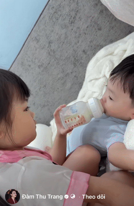 &Aacute;i nữ nh&agrave; đại gia Cường Đ&ocirc; La: Mới 6 tuổi đ&atilde; biết phụ mẹ chăm em, c&oacute; n&eacute;t "mỹ nh&acirc;n" ngay từ nhỏ - Ảnh 10.