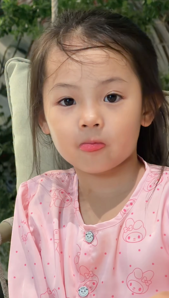 &Aacute;i nữ nh&agrave; đại gia Cường Đ&ocirc; La: Mới 6 tuổi đ&atilde; biết phụ mẹ chăm em, c&oacute; n&eacute;t "mỹ nh&acirc;n" ngay từ nhỏ - Ảnh 1.