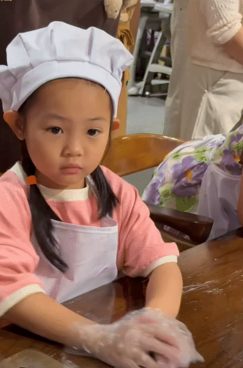 &Aacute;i nữ nh&agrave; đại gia Cường Đ&ocirc; La: Mới 6 tuổi đ&atilde; biết phụ mẹ chăm em, c&oacute; n&eacute;t "mỹ nh&acirc;n" ngay từ nhỏ - Ảnh 7.