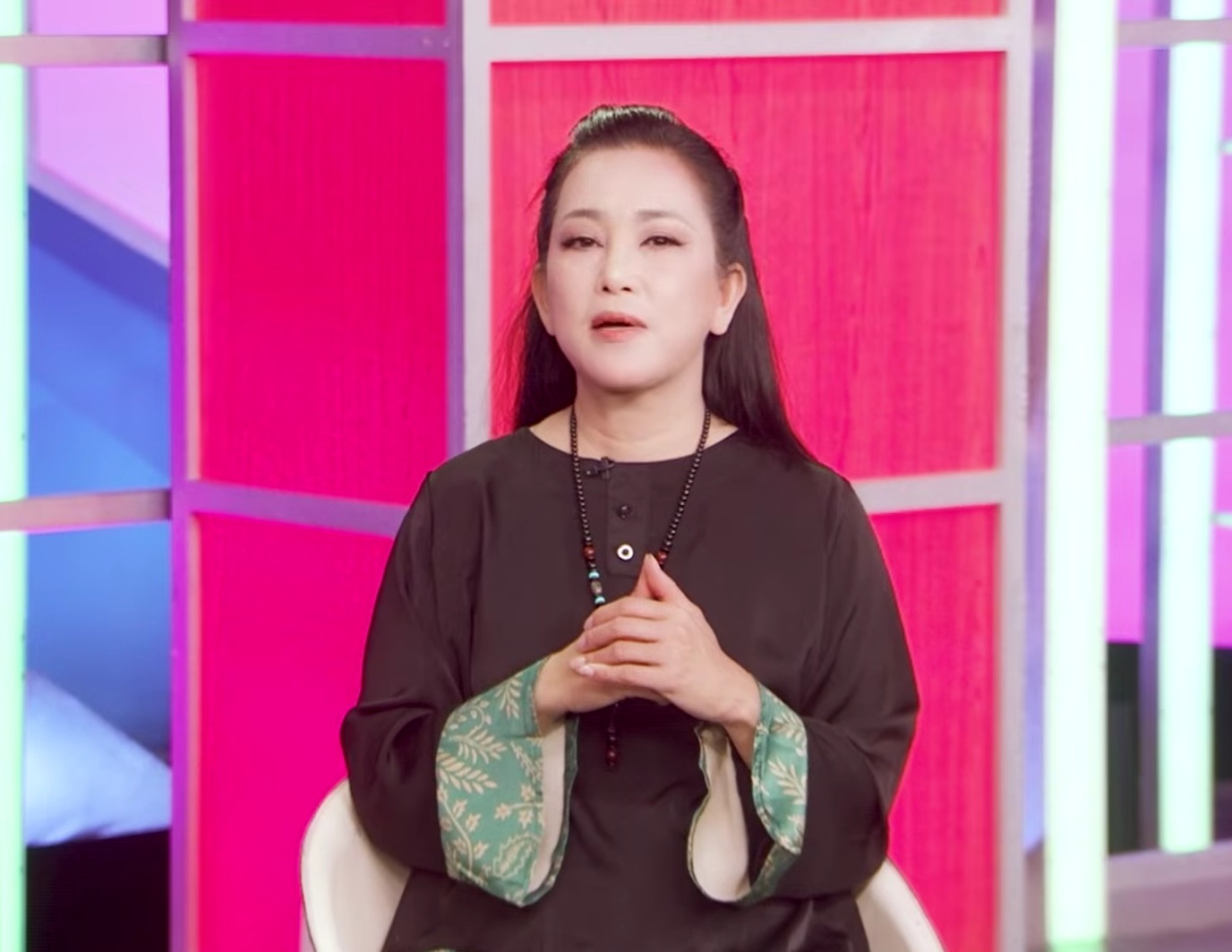 Nữ ca sĩ ở c&ugrave;ng k&yacute; t&uacute;c x&aacute; với Quyền Linh: "Người ta g&oacute;i 8 triệu v&agrave;o bọc đưa cho t&ocirc;i" - Ảnh 1.