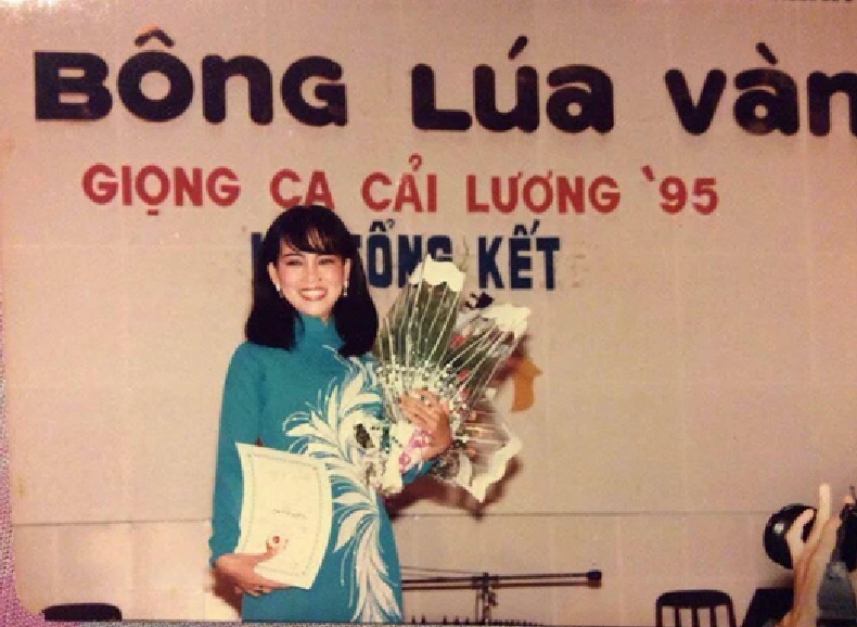 Nữ ca sĩ ở c&ugrave;ng k&yacute; t&uacute;c x&aacute; với Quyền Linh: "Người ta g&oacute;i 8 triệu v&agrave;o bọc đưa cho t&ocirc;i" - Ảnh 2.