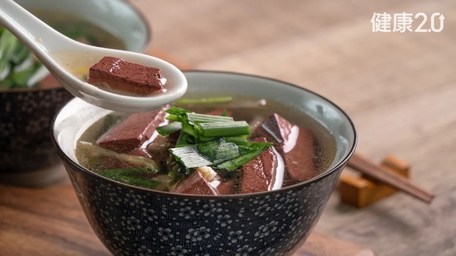 M&oacute;n "s&uacute;p đường phố" n&agrave;y được v&iacute; như "thuốc bổ tự nhi&ecirc;n": Vừa tăng cơ, bổ m&aacute;u, ăn đ&uacute;ng c&aacute;ch c&ograve;n gi&uacute;p trẻ l&acirc;u - Ảnh 1.