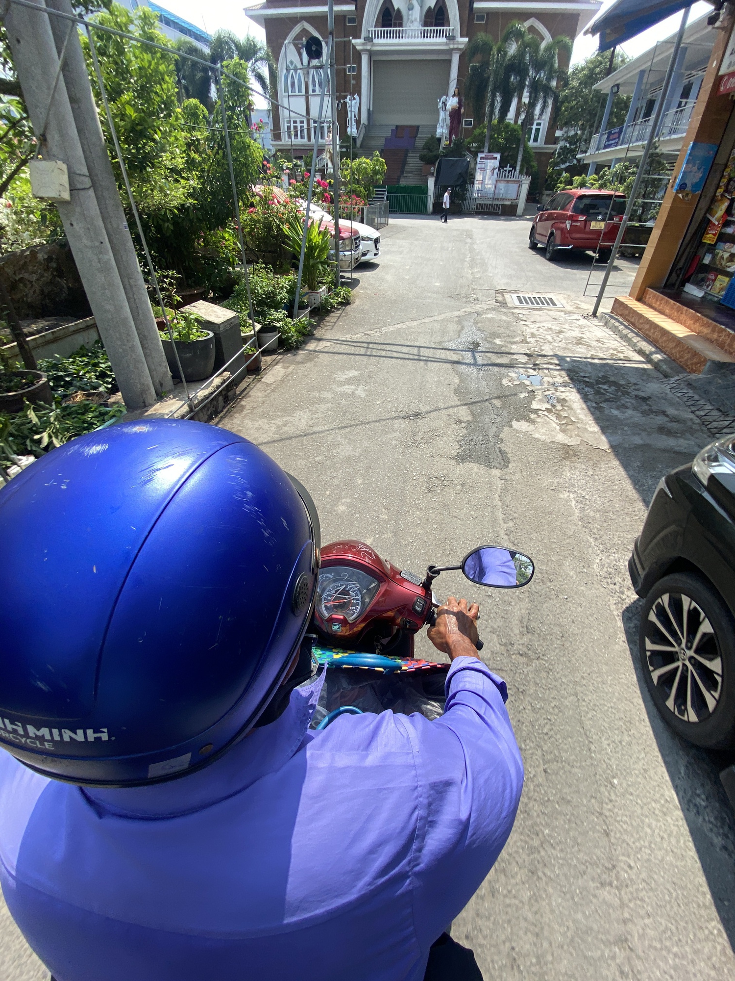 Một ng&agrave;y theo ch&acirc;n người đ&agrave;n &ocirc;ng b&aacute;n v&eacute; số vẫn đi ph&aacute;t cơm cho bệnh nh&acirc;n ngh&egrave;o: &ldquo;Thấy m&igrave;nh, c&ocirc; b&aacute;c mừng lắm&hellip;&rdquo;- Ảnh 2.
