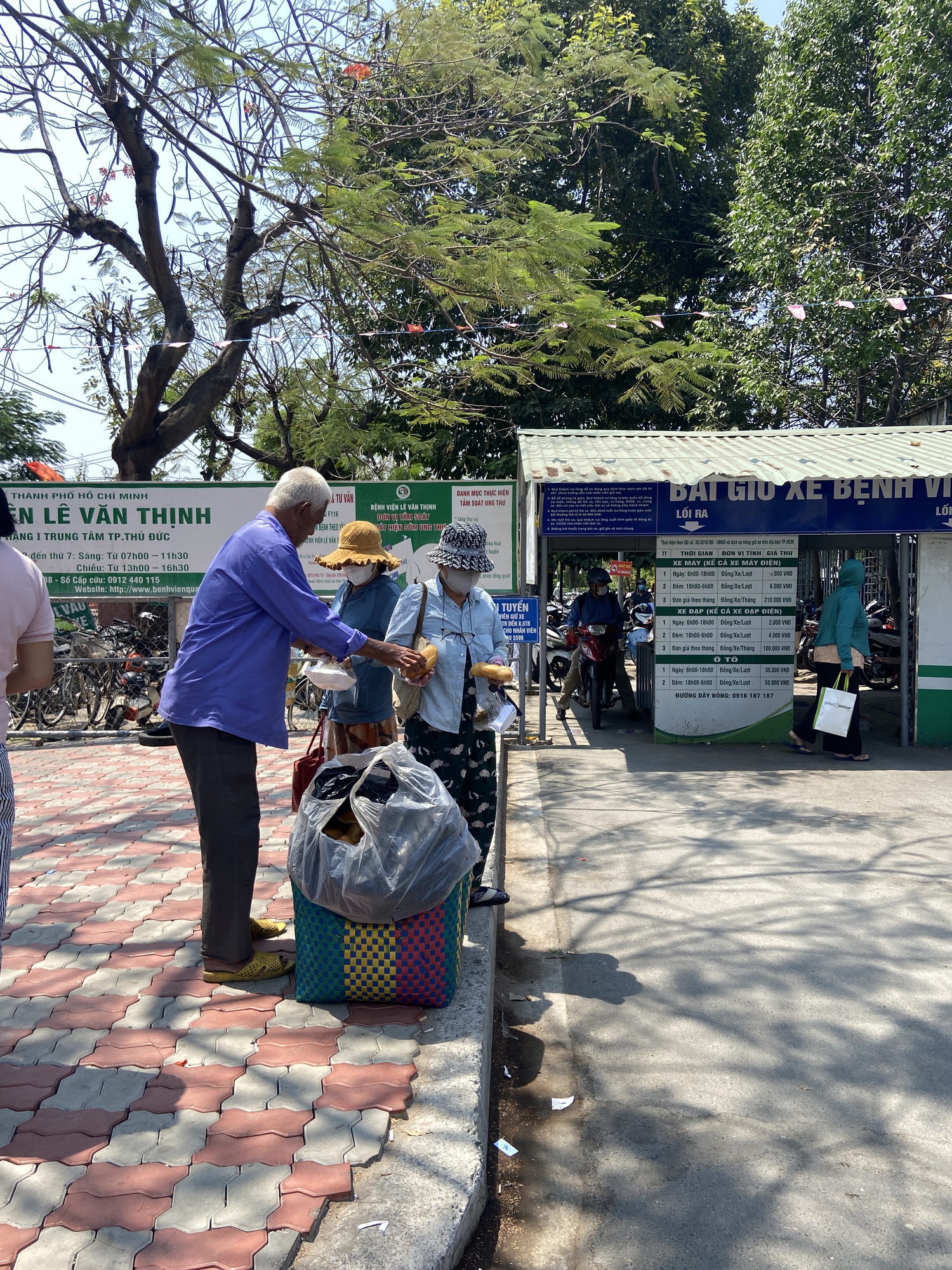 Một ng&agrave;y theo ch&acirc;n người đ&agrave;n &ocirc;ng b&aacute;n v&eacute; số vẫn đi ph&aacute;t cơm cho bệnh nh&acirc;n ngh&egrave;o: &ldquo;Thấy m&igrave;nh, c&ocirc; b&aacute;c mừng lắm&hellip;&rdquo;- Ảnh 4.