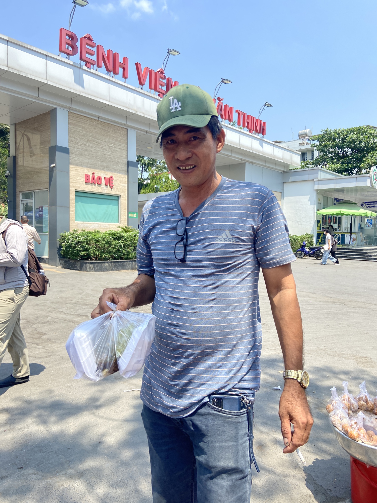 Một ng&agrave;y theo ch&acirc;n người đ&agrave;n &ocirc;ng b&aacute;n v&eacute; số vẫn đi ph&aacute;t cơm cho bệnh nh&acirc;n ngh&egrave;o: &ldquo;Thấy m&igrave;nh, c&ocirc; b&aacute;c mừng lắm&hellip;&rdquo;- Ảnh 5.