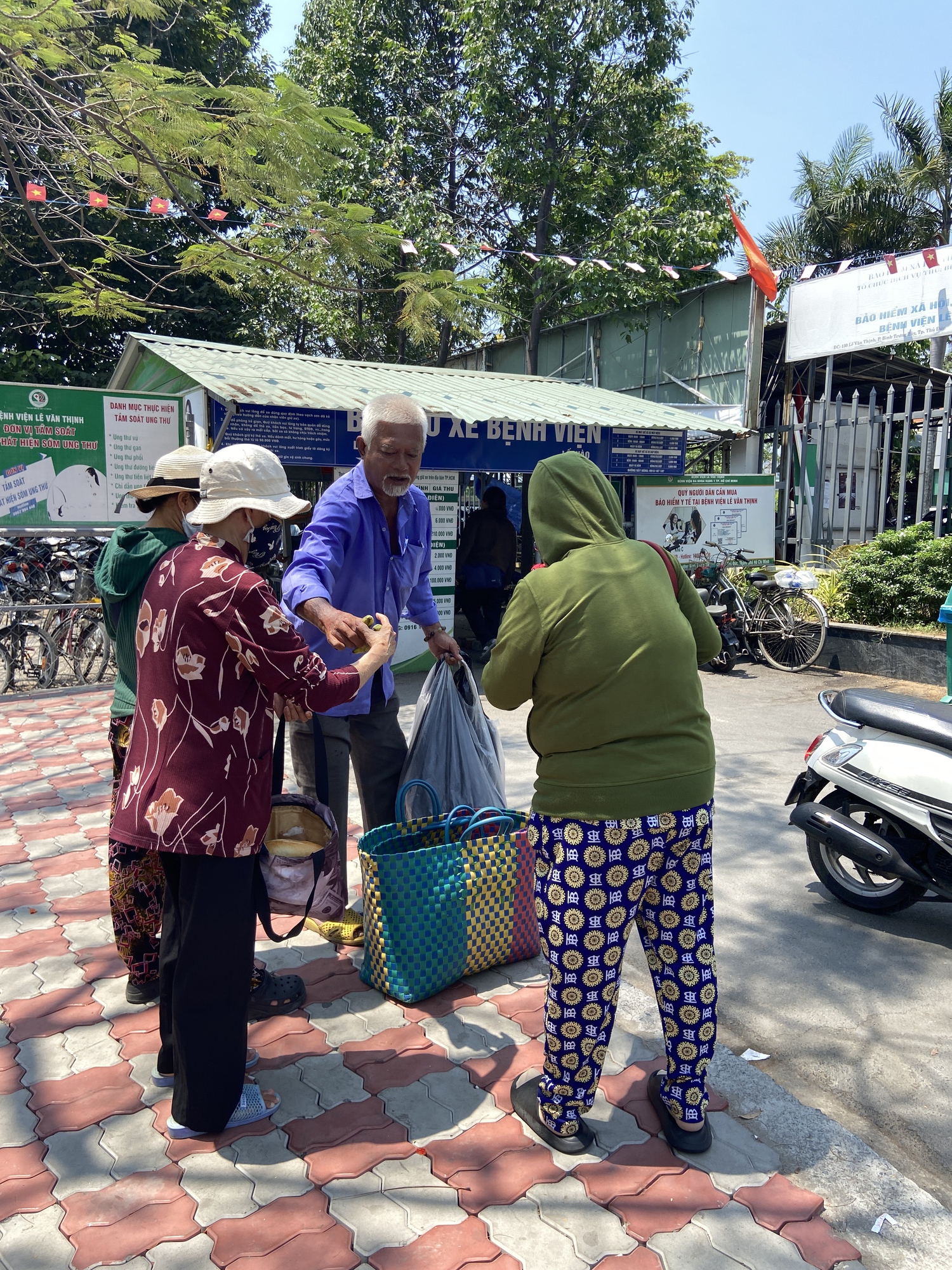 Một ng&agrave;y theo ch&acirc;n người đ&agrave;n &ocirc;ng b&aacute;n v&eacute; số vẫn đi ph&aacute;t cơm cho bệnh nh&acirc;n ngh&egrave;o: &ldquo;Thấy m&igrave;nh, c&ocirc; b&aacute;c mừng lắm&hellip;&rdquo;- Ảnh 3.