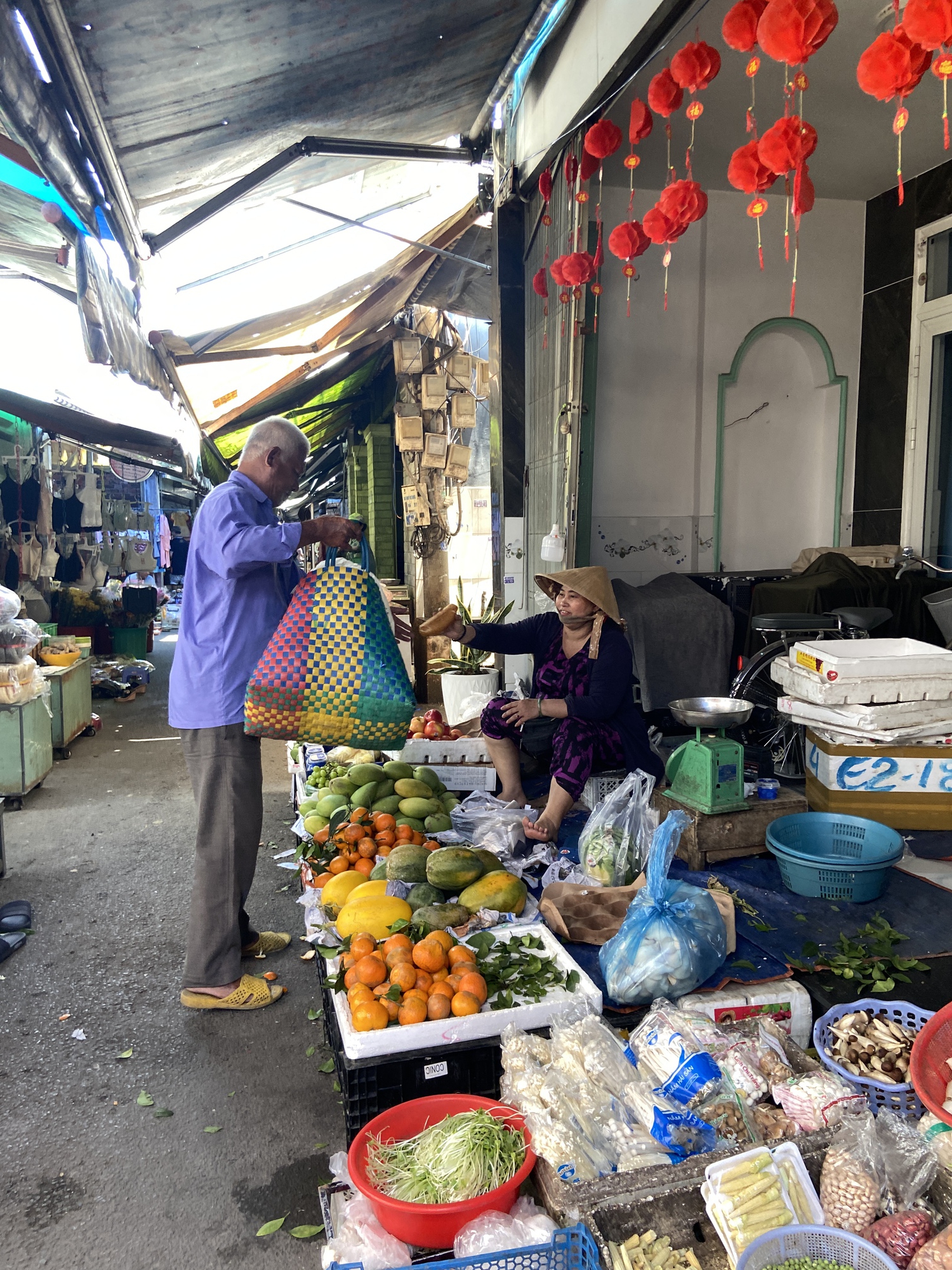 Một ng&agrave;y theo ch&acirc;n người đ&agrave;n &ocirc;ng b&aacute;n v&eacute; số vẫn đi ph&aacute;t cơm cho bệnh nh&acirc;n ngh&egrave;o: &ldquo;Thấy m&igrave;nh, c&ocirc; b&aacute;c mừng lắm&hellip;&rdquo;- Ảnh 6.
