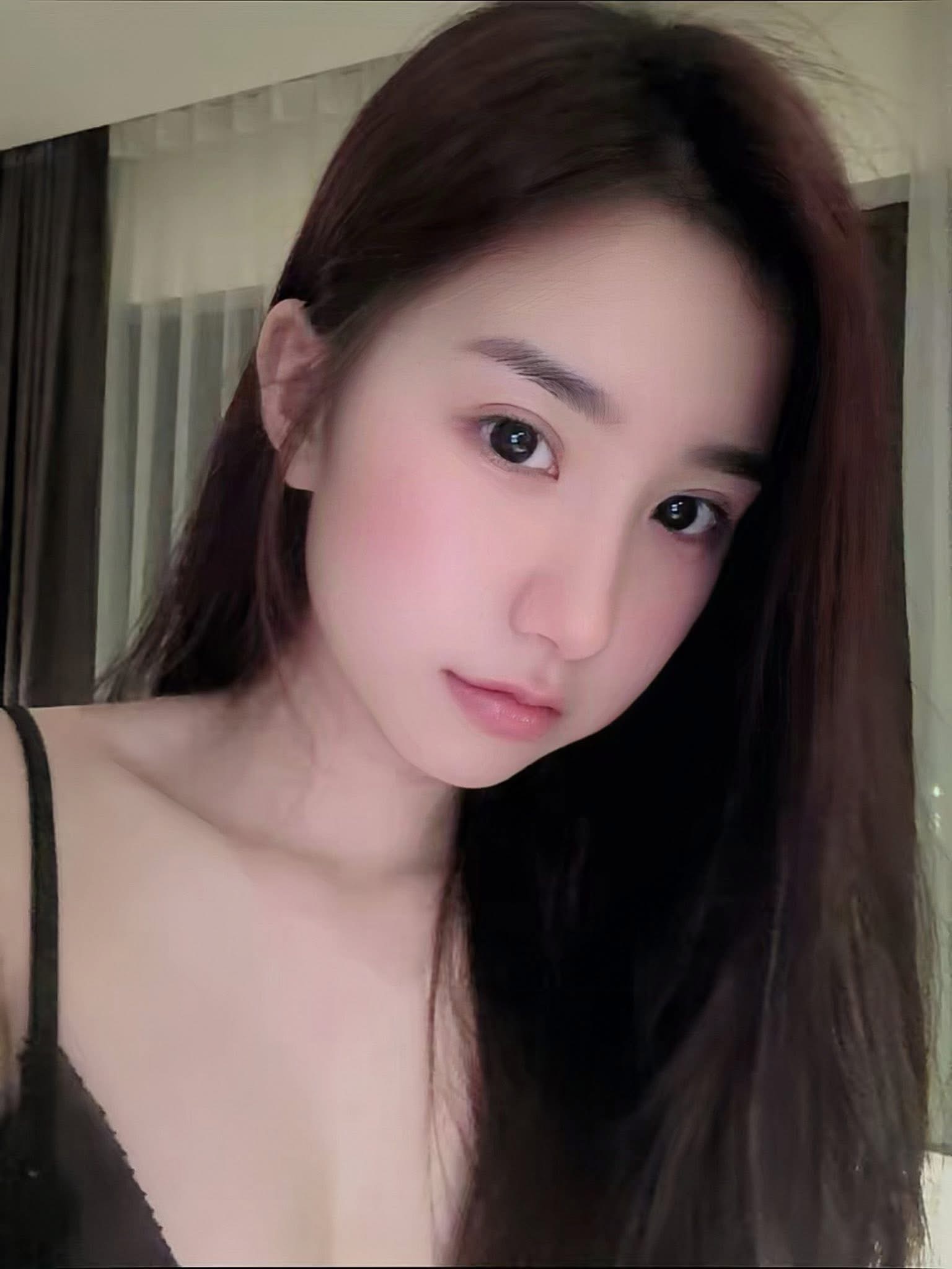 POV: G&oacute;c nh&igrave;n "bạn trai" Tiểu H&yacute;, ngắm trọn nhan sắc hot girl ở cự ly 1cm - Ảnh 4.