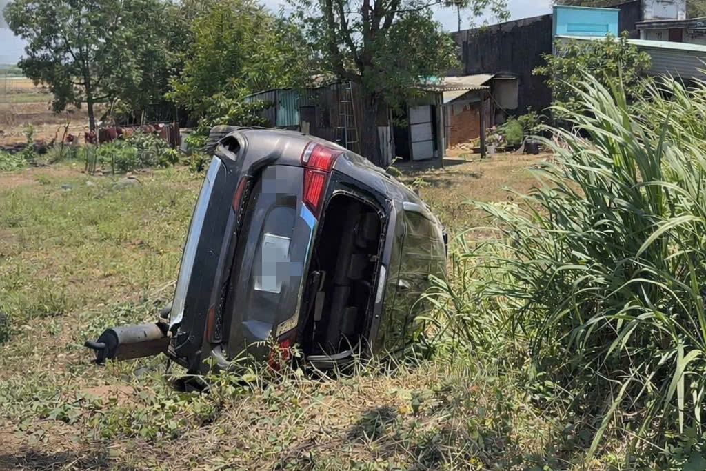 T&ocirc;ng xe dừng b&ecirc;n đường, &ocirc; t&ocirc; lao xuống ruộng, lật ngửa - Ảnh 1.