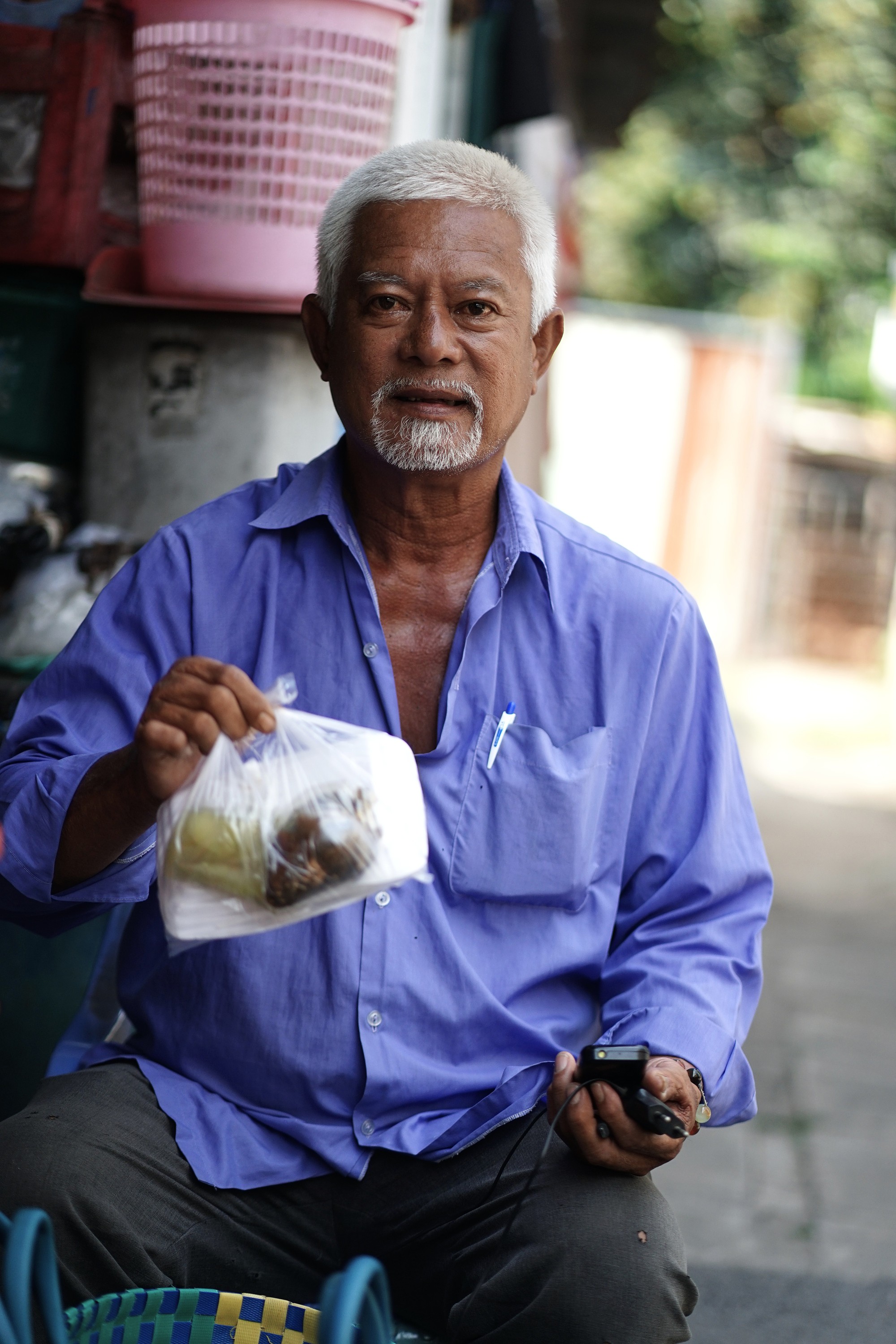 Một ng&agrave;y theo ch&acirc;n người đ&agrave;n &ocirc;ng b&aacute;n v&eacute; số vẫn đi ph&aacute;t cơm cho bệnh nh&acirc;n ngh&egrave;o: &ldquo;Thấy m&igrave;nh, c&ocirc; b&aacute;c mừng lắm&hellip;&rdquo;- Ảnh 1.