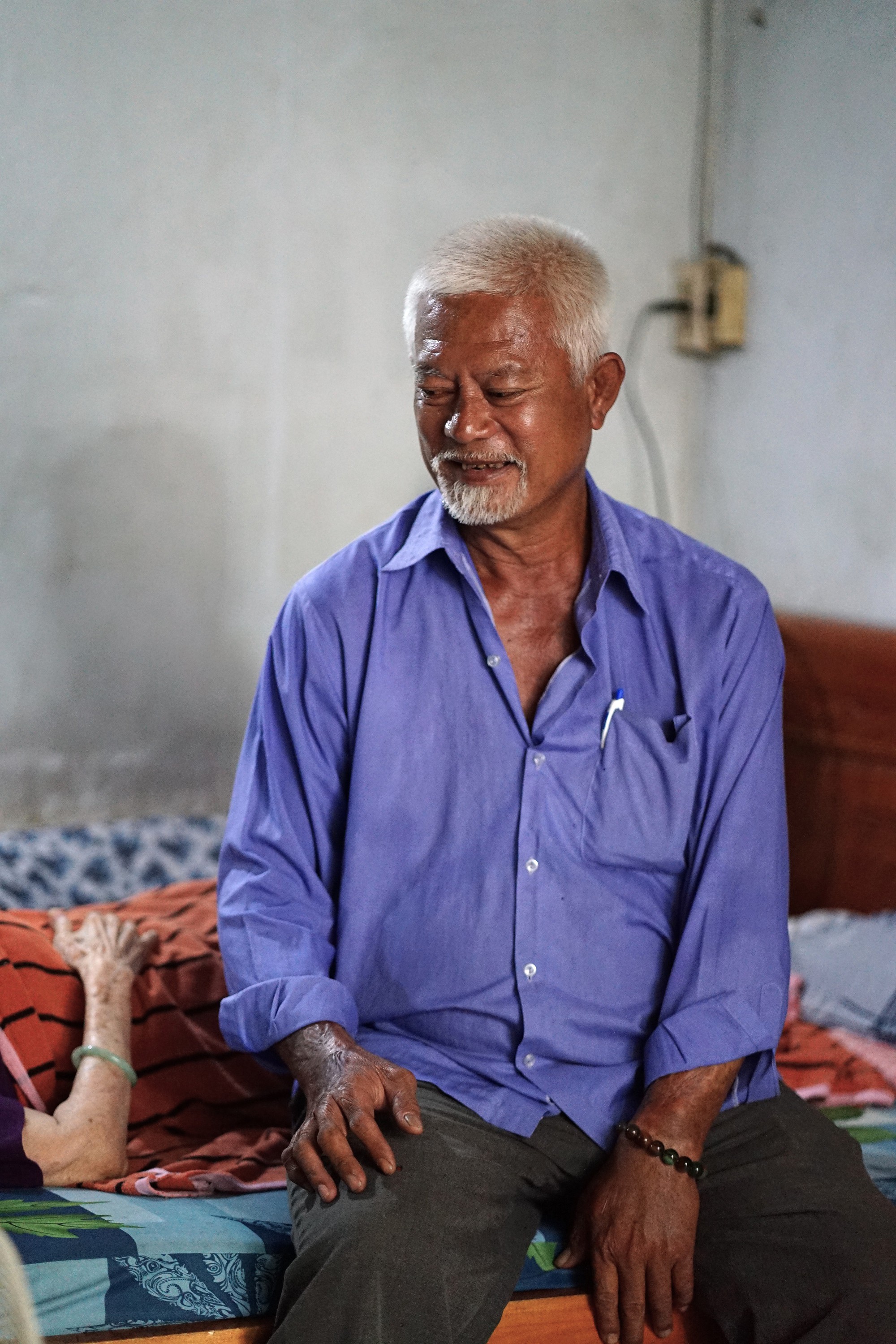 Một ng&agrave;y theo ch&acirc;n người đ&agrave;n &ocirc;ng b&aacute;n v&eacute; số vẫn đi ph&aacute;t cơm cho bệnh nh&acirc;n ngh&egrave;o: &ldquo;Thấy m&igrave;nh, c&ocirc; b&aacute;c mừng lắm&hellip;&rdquo;- Ảnh 7.