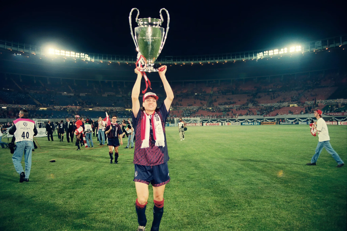 Kh&oacute; tin: Cựu v&ocirc; địch Champions League t&aacute;i xuất s&acirc;n cỏ ở tuổi 55 - Ảnh 2.