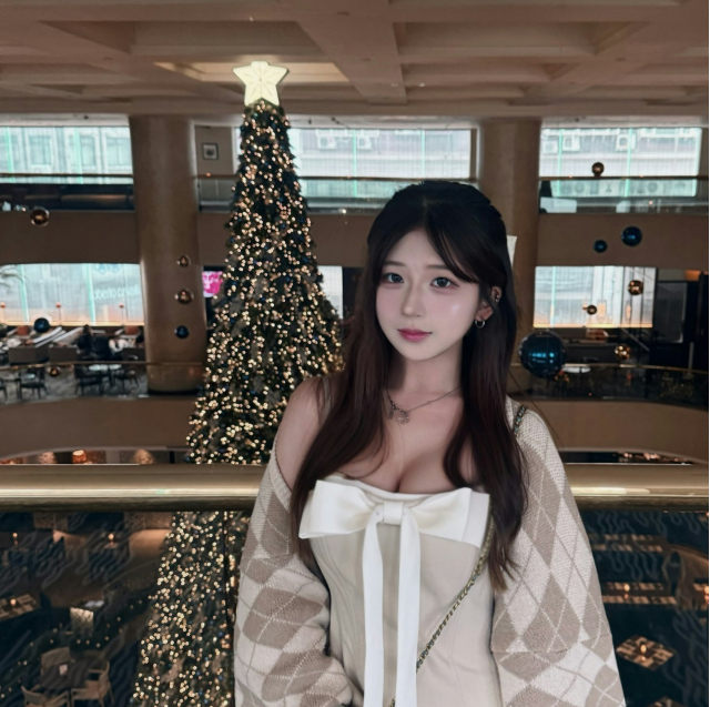 Cửa hàng thẻ bài Pokémon gây sốt với nữ nhân viên quyến rũ, xinh như hot girl, khách nam xếp hàng để chờ mua- Ảnh 2. Cửa hàng thẻ bài Pokémon gây sốt với nữ nhân viên quyến rũ, xinh như hot girl, khách nam xếp hàng để chờ mua- Ảnh 2.