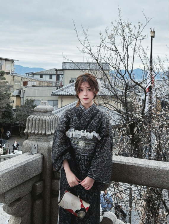 Cửa hàng thẻ bài Pokémon gây sốt với nữ nhân viên quyến rũ, xinh như hot girl, khách nam xếp hàng để chờ mua- Ảnh 4. Cửa hàng thẻ bài Pokémon gây sốt với nữ nhân viên quyến rũ, xinh như hot girl, khách nam xếp hàng để chờ mua- Ảnh 4.