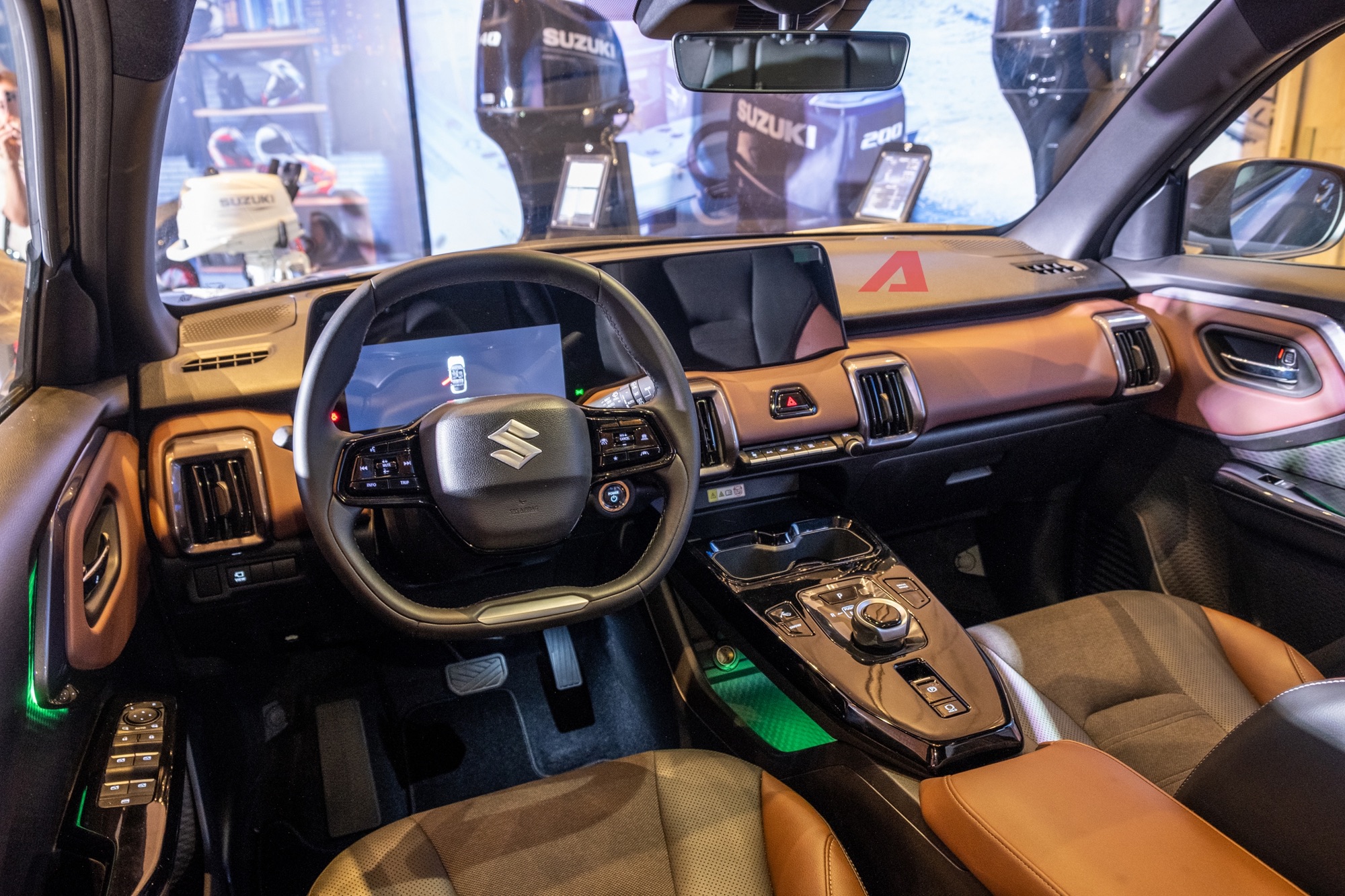 Suzuki eVitara xuất hiện ở H&agrave; Nội: Dễ mở b&aacute;n thời gian tới, đi được 430km/sạc, nội thất m&agrave;n h&igrave;nh k&eacute;p, cần số điện tử- Ảnh 8.