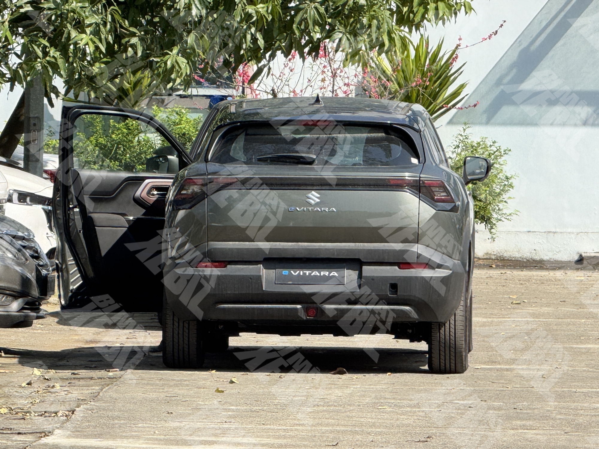 Suzuki eVitara xuất hiện ở H&agrave; Nội: Dễ mở b&aacute;n thời gian tới, đi được 430km/sạc, nội thất m&agrave;n h&igrave;nh k&eacute;p, cần số điện tử- Ảnh 3.