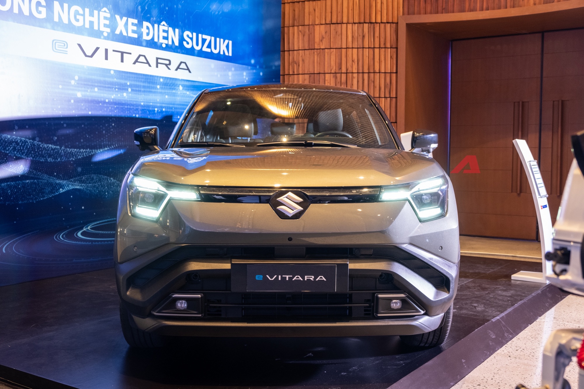 Suzuki eVitara xuất hiện ở H&agrave; Nội: Dễ mở b&aacute;n thời gian tới, đi được 430km/sạc, nội thất m&agrave;n h&igrave;nh k&eacute;p, cần số điện tử- Ảnh 5.