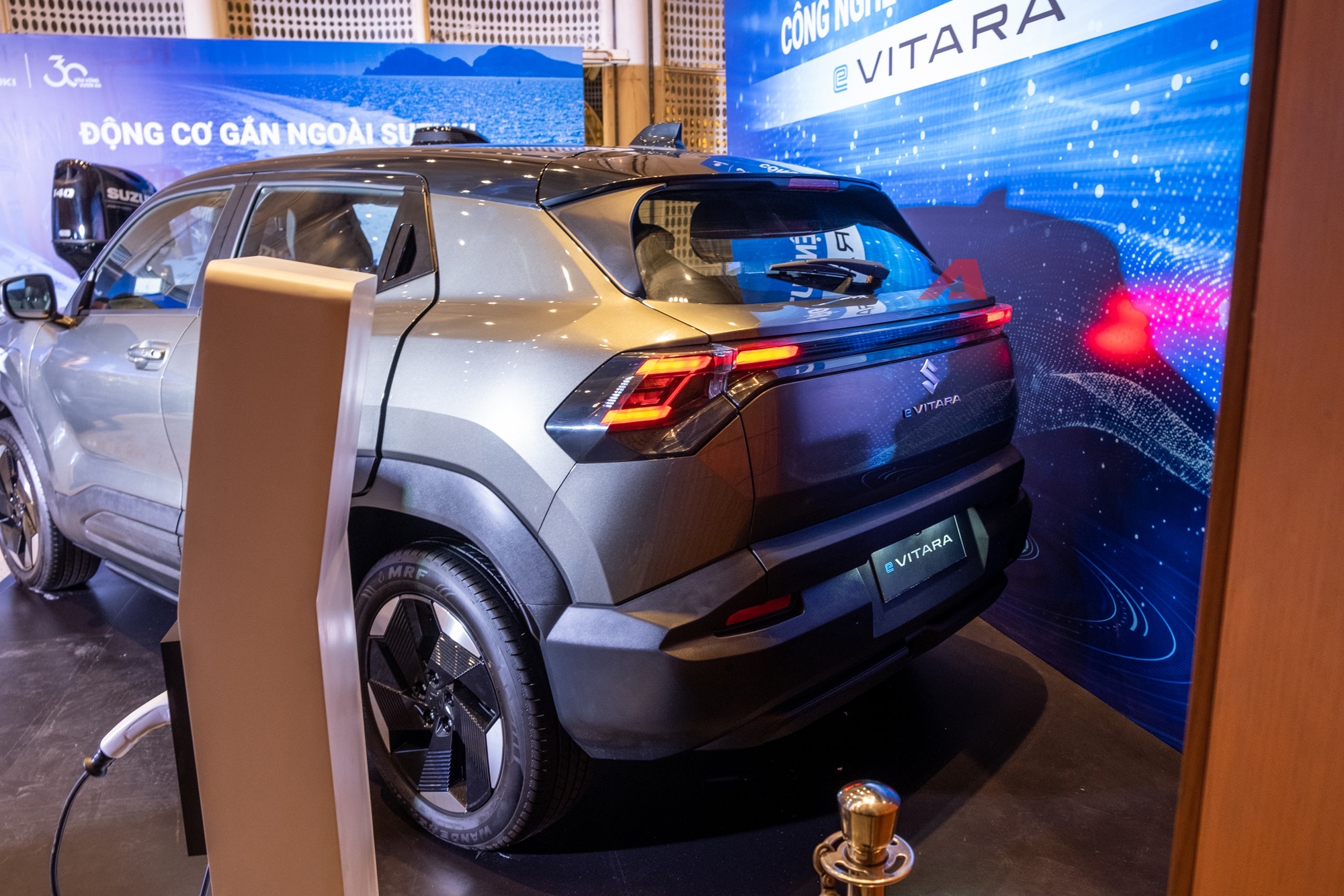 Suzuki eVitara xuất hiện ở H&agrave; Nội: Dễ mở b&aacute;n thời gian tới, đi được 430km/sạc, nội thất m&agrave;n h&igrave;nh k&eacute;p, cần số điện tử- Ảnh 6.