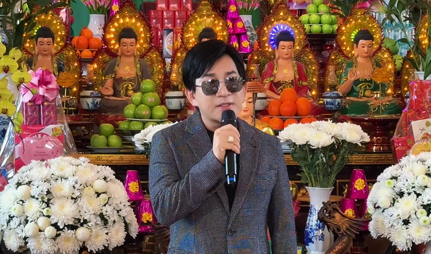 Nam NSƯT U60 tới đ&aacute;m giỗ Vũ Linh, c&uacute;i đầu: "T&ocirc;i xin thưa" - Ảnh 1.