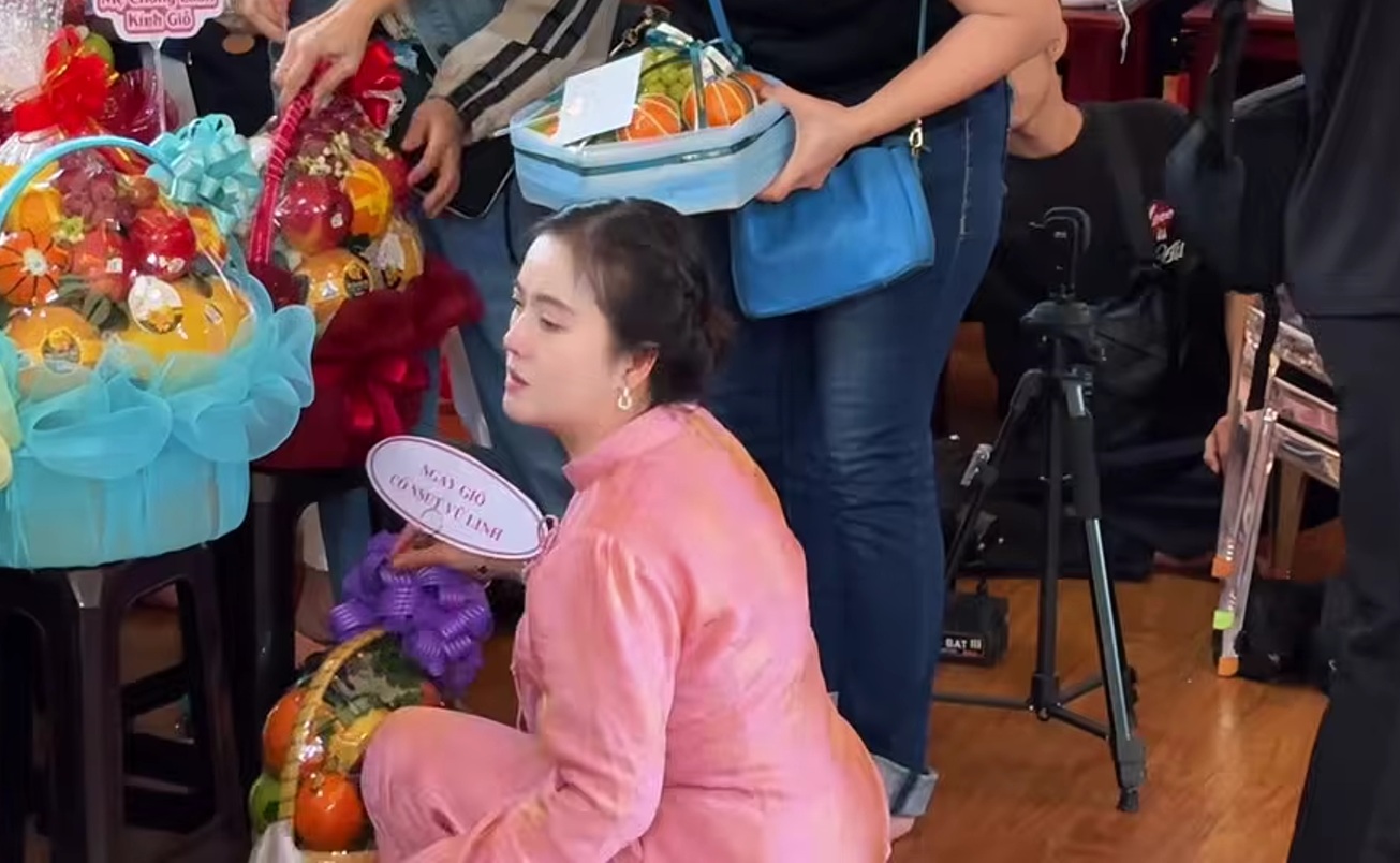 Nam NSƯT U60 tới đ&aacute;m giỗ Vũ Linh, c&uacute;i đầu: "T&ocirc;i xin thưa" - Ảnh 2.