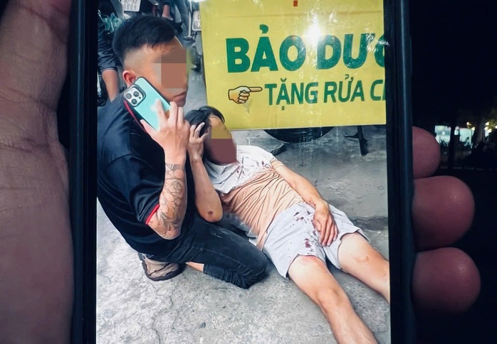 Bắt khẩn cấp thanh ni&ecirc;n đ&aacute;nh người can ngăn sau va chạm giao th&ocirc;ng tại TP . HCM - Ảnh 2.