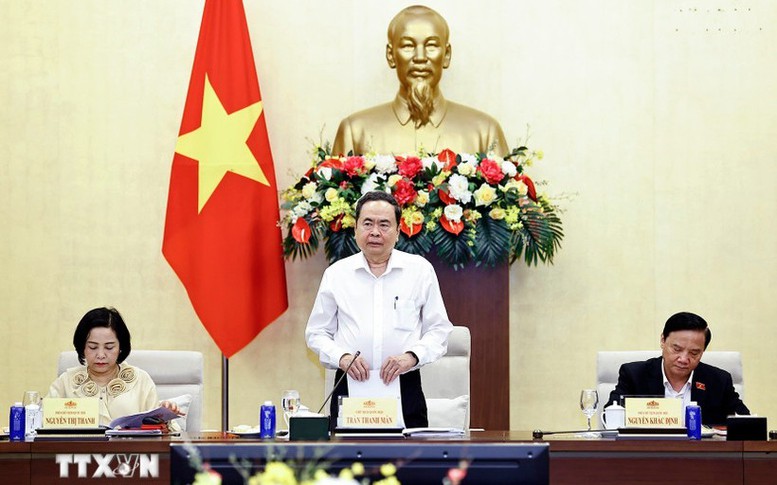 Đại biểu Quốc hội kh&oacute;a XVI viếng Chủ tịch Hồ Ch&iacute; Minh trước kỳ họp thứ nhất - Ảnh 9.