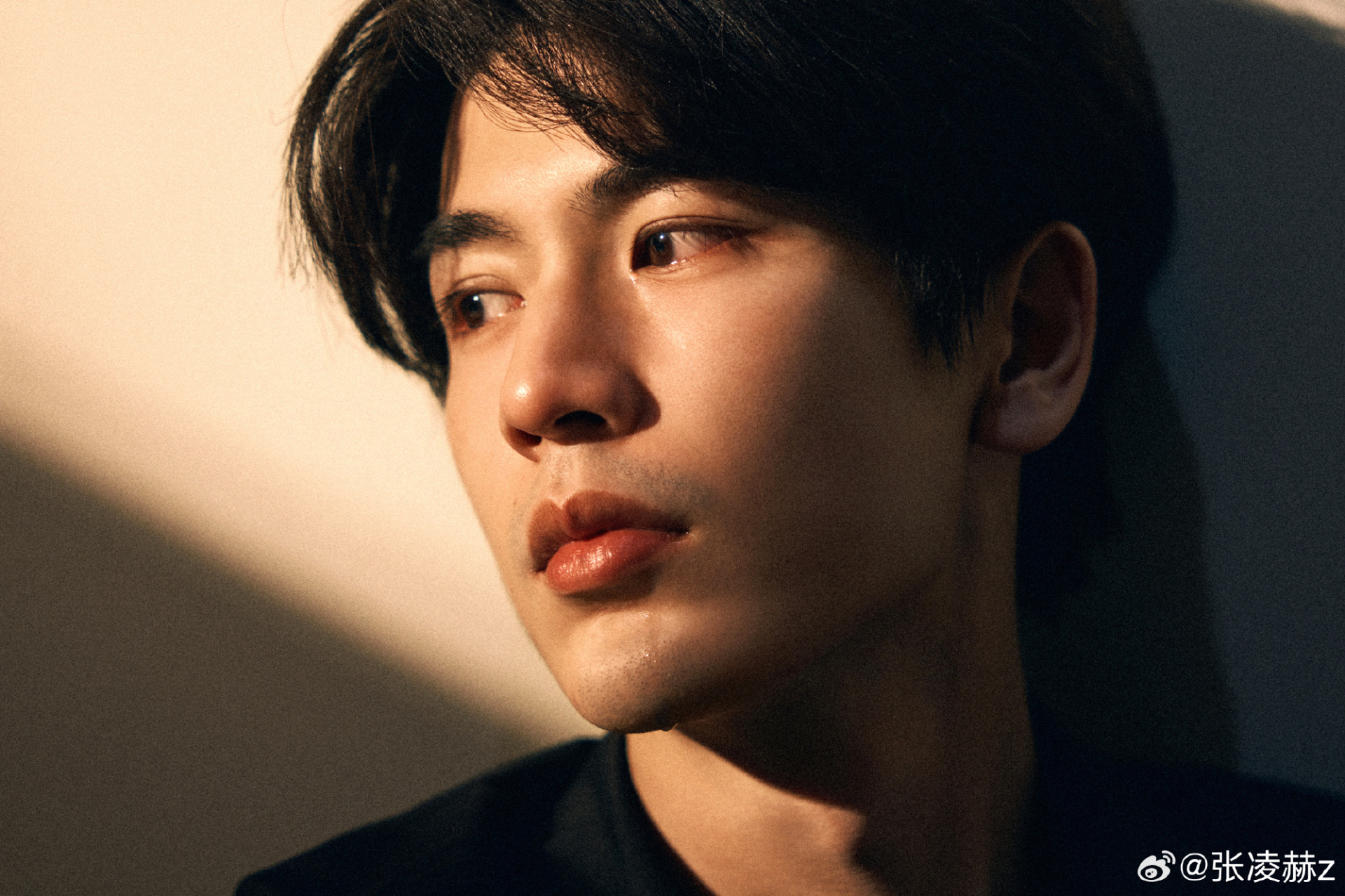 B&aacute;o động t&igrave;nh trạng của "tướng qu&acirc;n kem nền" Trương Lăng H&aacute;ch: Mệt mỏi, c&uacute;i gằm mặt trong lần đầu lộ diện - Ảnh 3.