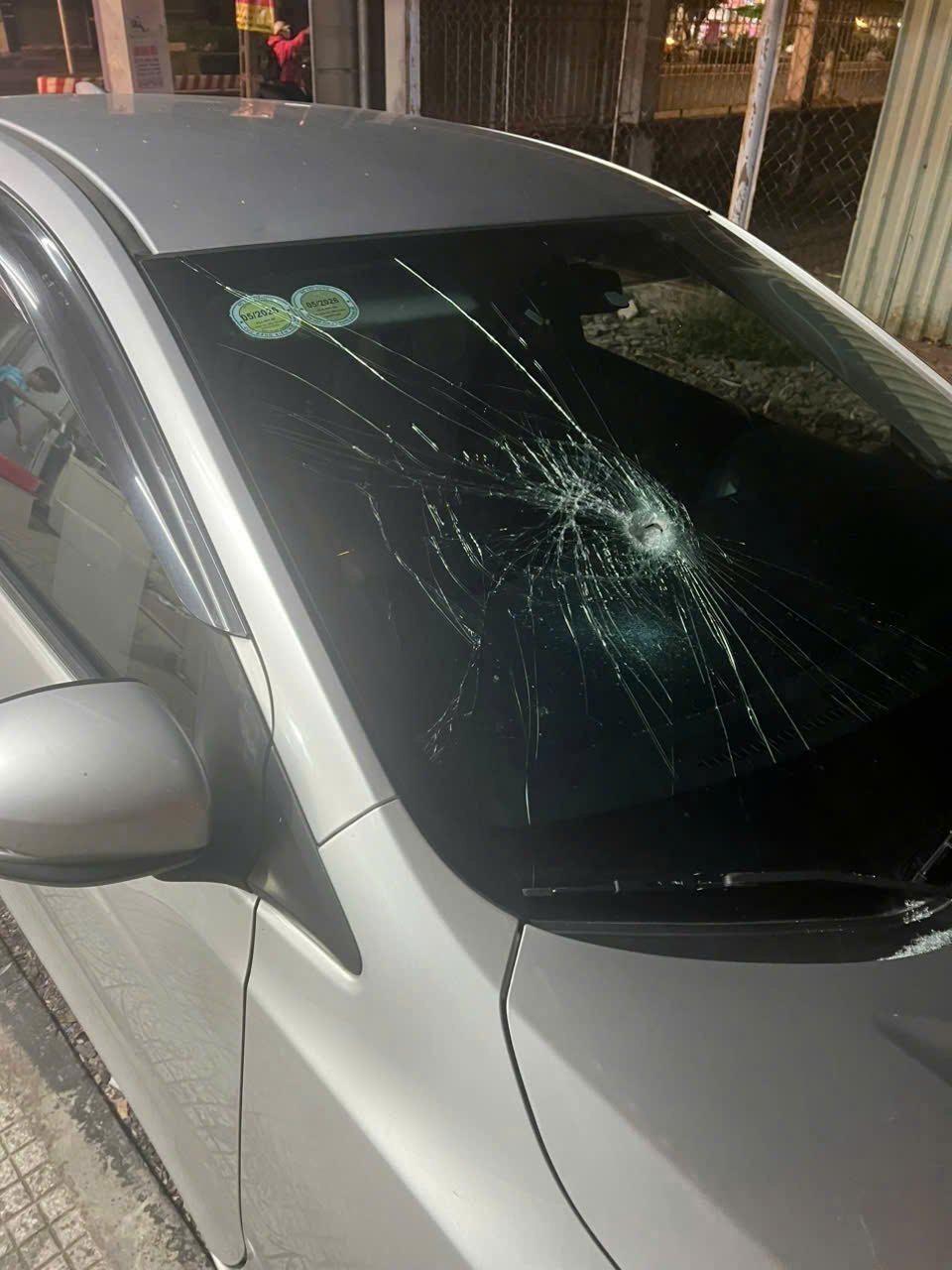 Vĩnh Long: T&agrave;i xế hoảng hốt khi bị nh&oacute;m thanh ni&ecirc;n đập ph&aacute; &ocirc; t&ocirc; giữa đ&ecirc;m - Ảnh 1.