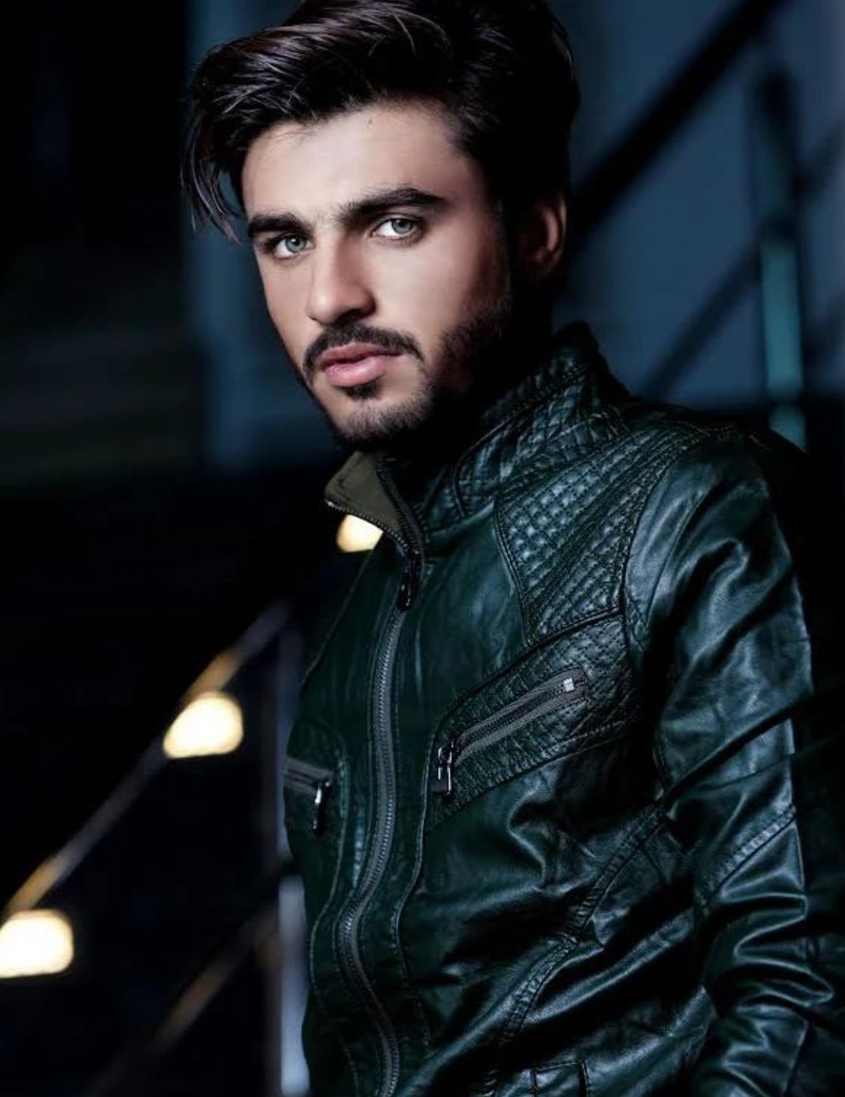 "Anh b&aacute;n tr&agrave; đẹp trai nhất thế giới" b&acirc;y giờ ra sao? - Ảnh 4.