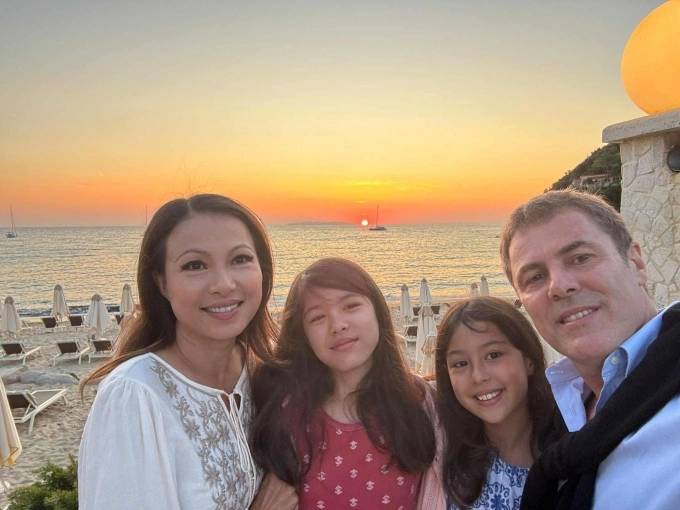 Cuộc sống của "Hoa hậu gi&agrave;u nhất Việt Nam" sau khi rời showbiz, b&aacute;n hết t&agrave;i sản ở Việt Nam - Ảnh 4.