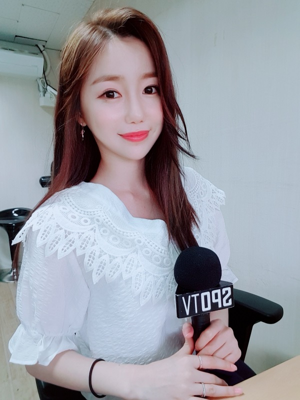 Qu&aacute; khứ kh&oacute; tin của nữ ph&aacute;p sư sinh năm 1993: Idol nh&oacute;m nhạc nữ nổi tiếng, c&oacute; lu&ocirc;n cả bằng trọng t&agrave;i b&oacute;ng đ&aacute;- Ảnh 3.