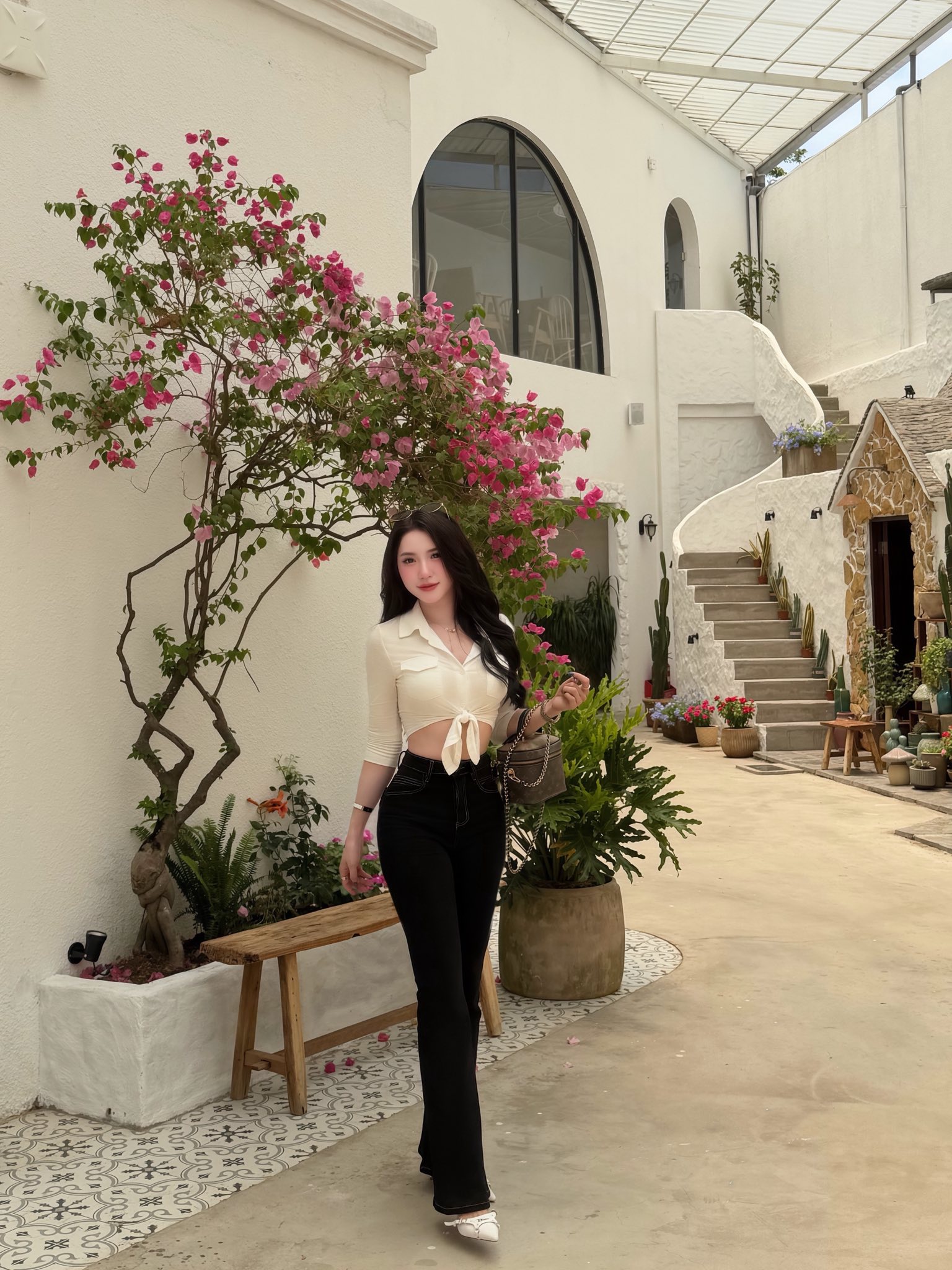 Diện đồ c&ocirc;ng sở đi cafe, hot girl khiến ai cũng phải gật g&ugrave; th&iacute;ch th&uacute; với v&oacute;c d&aacute;ng cực chuẩn- Ảnh 3.