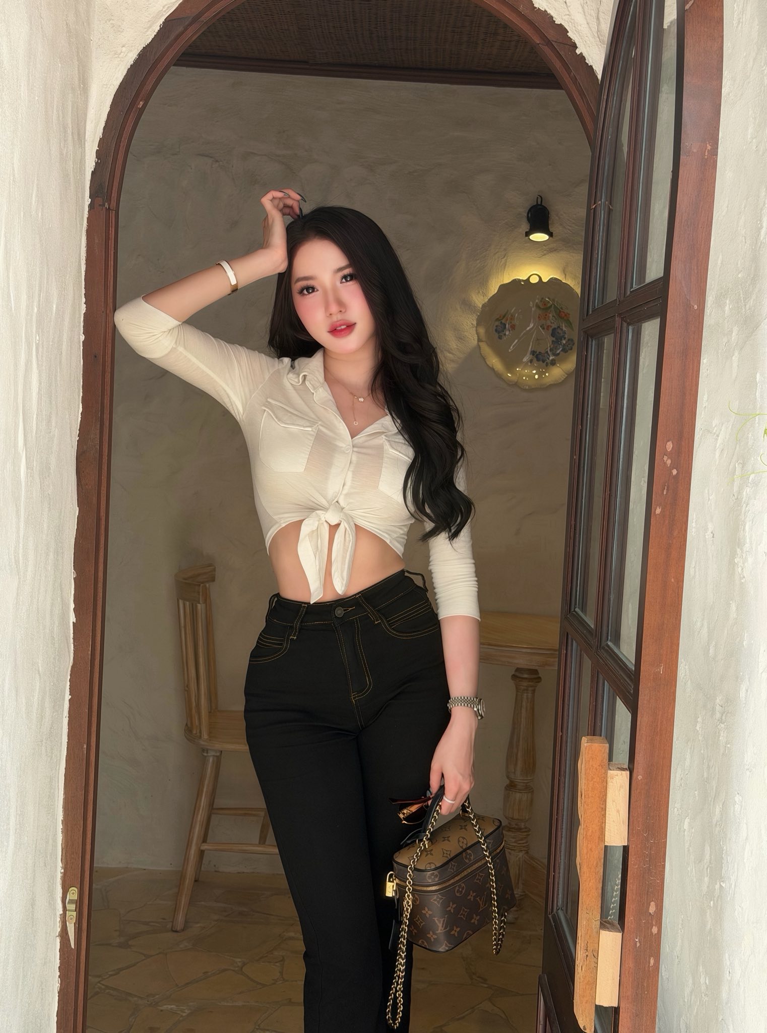 Diện đồ c&ocirc;ng sở đi cafe, hot girl khiến ai cũng phải gật g&ugrave; th&iacute;ch th&uacute; với v&oacute;c d&aacute;ng cực chuẩn- Ảnh 6.