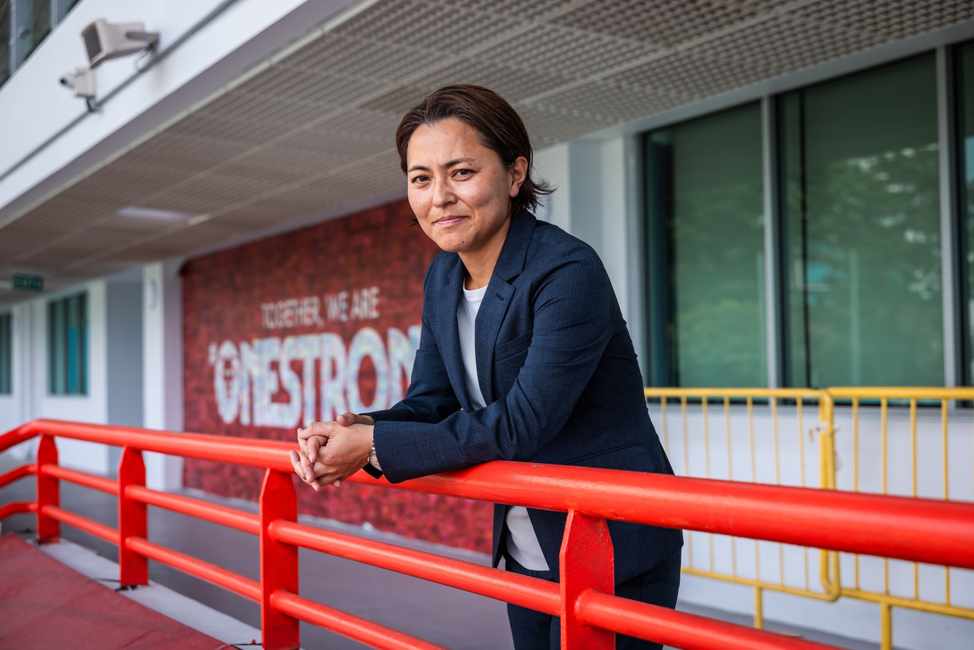 Nữ ca sĩ Nhật Bản l&agrave;m HLV trưởng tuyển b&oacute;ng đ&aacute;  Singapore - Ảnh 1.