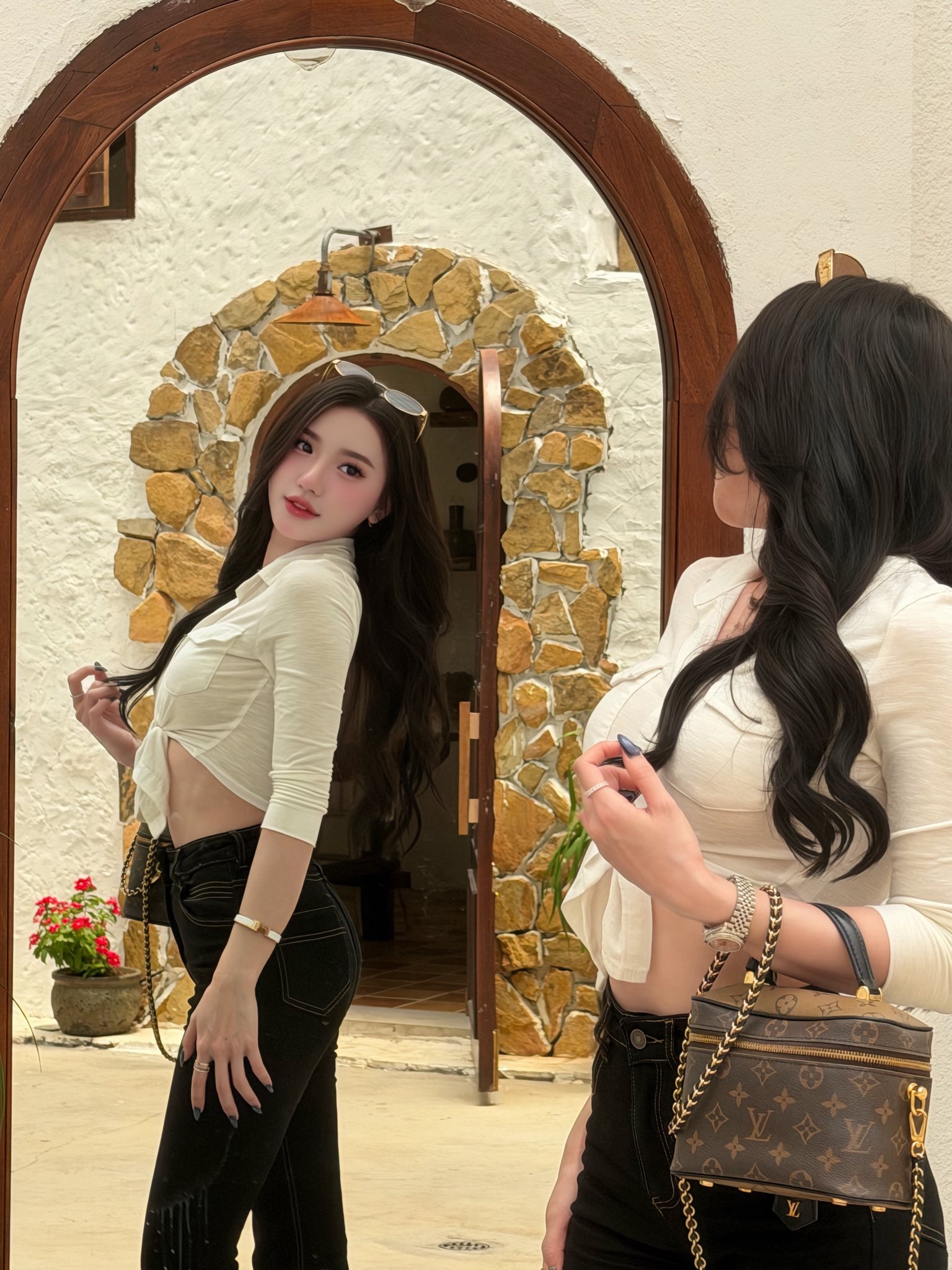 Diện đồ c&ocirc;ng sở đi cafe, hot girl khiến ai cũng phải gật g&ugrave; th&iacute;ch th&uacute; với v&oacute;c d&aacute;ng cực chuẩn- Ảnh 4.