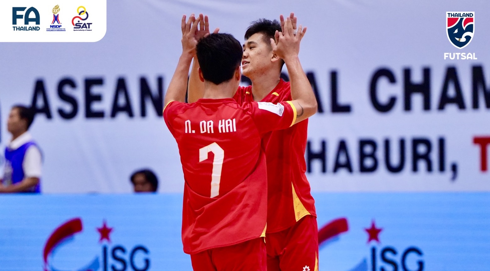 AFF Cup: Thắng 4-0 trước cường địch, tuyển Việt Nam "đặt một ch&acirc;n" v&agrave;o v&ograve;ng b&aacute;n kết - Ảnh 2.