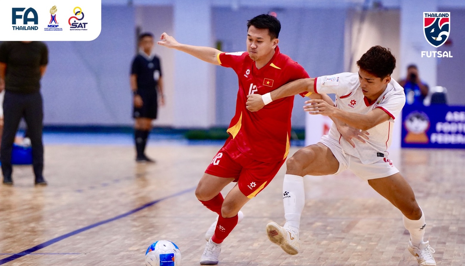 AFF Cup: Thắng 4-0 trước cường địch, tuyển Việt Nam "đặt một ch&acirc;n" v&agrave;o v&ograve;ng b&aacute;n kết - Ảnh 1.