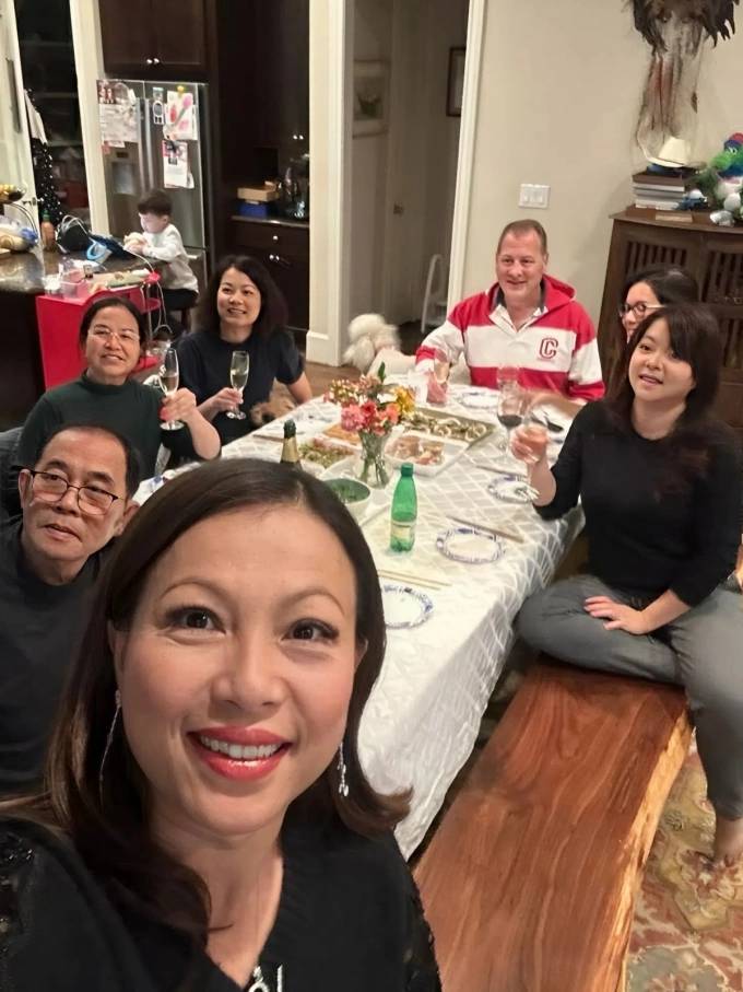 Cuộc sống của "Hoa hậu gi&agrave;u nhất Việt Nam" sau khi rời showbiz, b&aacute;n hết t&agrave;i sản ở Việt Nam - Ảnh 3.