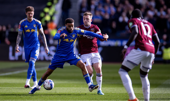 "Đấu s&uacute;ng" nghẹt thở, Leeds United v&agrave;o b&aacute;n kết FA Cup chờ chiến Chelsea - Ảnh 1.