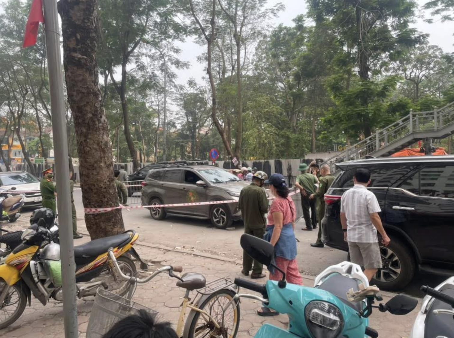 T&agrave;i xế &ocirc; t&ocirc; c&ocirc;ng nghệ bị tấn c&ocirc;ng tại H&agrave; Nội: Bị khống chế NGAY tại chỗ - Ảnh 1.