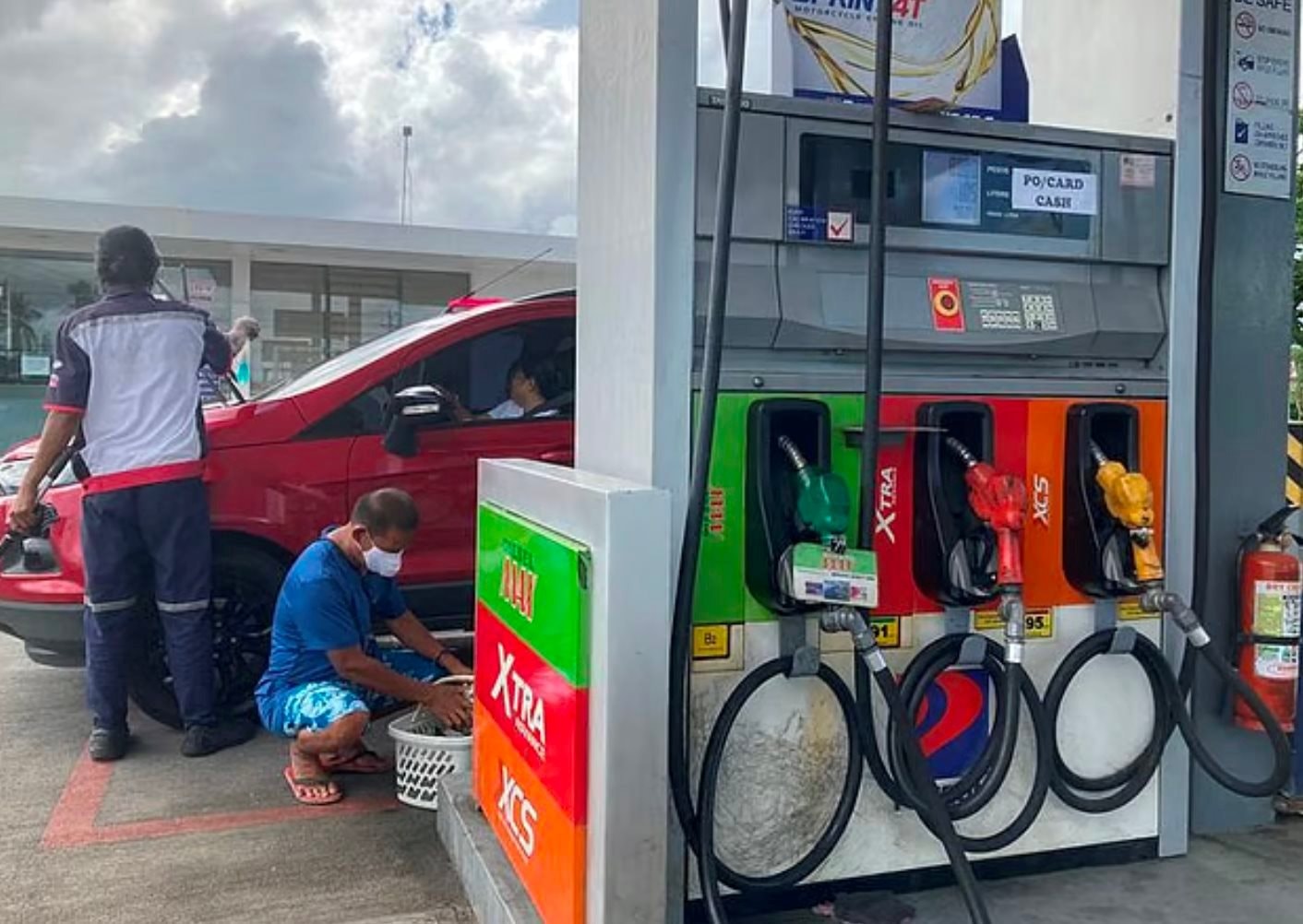 Gi&aacute; xăng ở Th&aacute;i Lan hơn 51.000 đồng/l&iacute;t, L&agrave;o, Campuchia đ&oacute;ng cửa nhiều c&acirc;y xăng, Việt Nam g&acirc;y bất ngờ