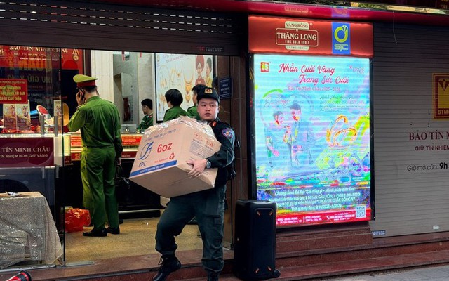 Khởi tố vụ &aacute;n tại Bảo T&iacute;n Minh Ch&acirc;u: C&ocirc;ng an thu giữ 23,3 tỷ đồng tiền mặt, 7 quyển sổ đỏ c&ugrave;ng lượng lớn kim loại m&agrave;u v&agrave;ng, bạc - Ảnh 1.