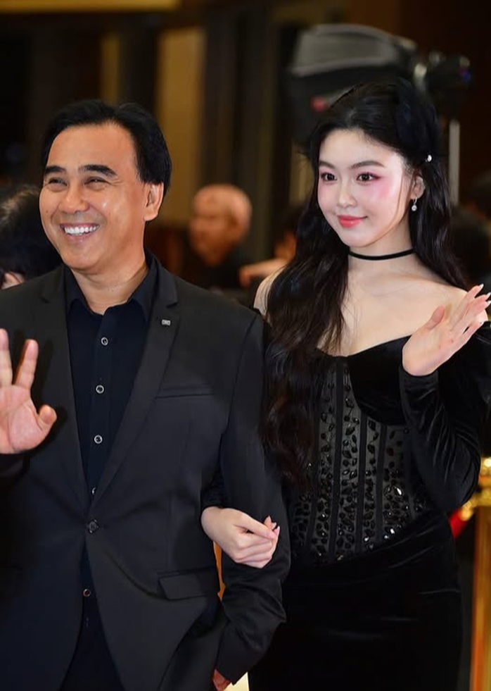 Quyền Linh tặng con g&aacute;i Lọ Lem "m&oacute;n qu&agrave;" đặc biệt - Ảnh 1.