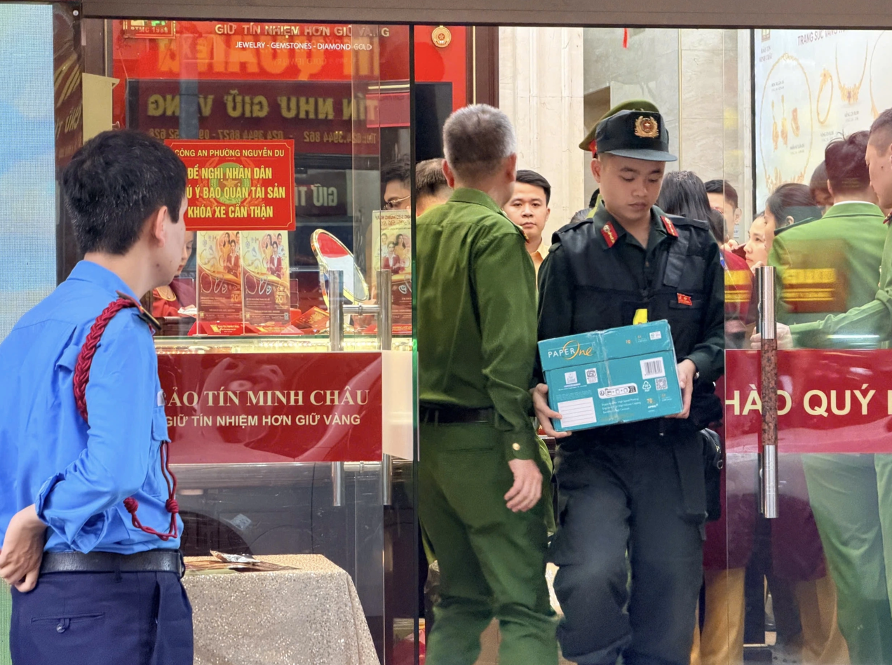 Cập nhật: &Ocirc;ng chủ Bảo T&iacute;n Minh Ch&acirc;u v&agrave; con trai bị khởi tố - Ảnh 2.