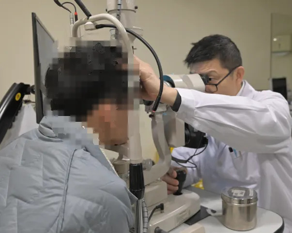 Cậu b&eacute; 14 tuổi gần như m&ugrave; l&ograve;a v&igrave; ngủ chung với ch&oacute; m&egrave;o - Ảnh 1.