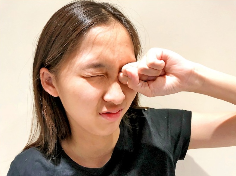 Cậu b&eacute; 14 tuổi gần như m&ugrave; l&ograve;a v&igrave; ngủ chung với ch&oacute; m&egrave;o - Ảnh 2.